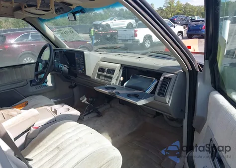 1993 Chevrolet Suburban K1500 из США, поврежденный, VIN 1GNFK16K4PJ376957